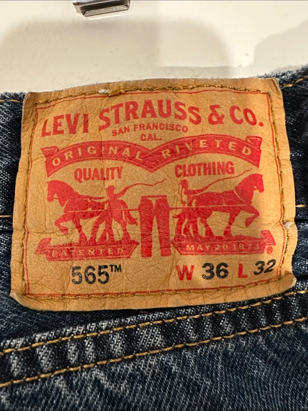 Levi's 565 ‘97 Loose Straight Jeans in Medium Blue (Right Mind) Denim
